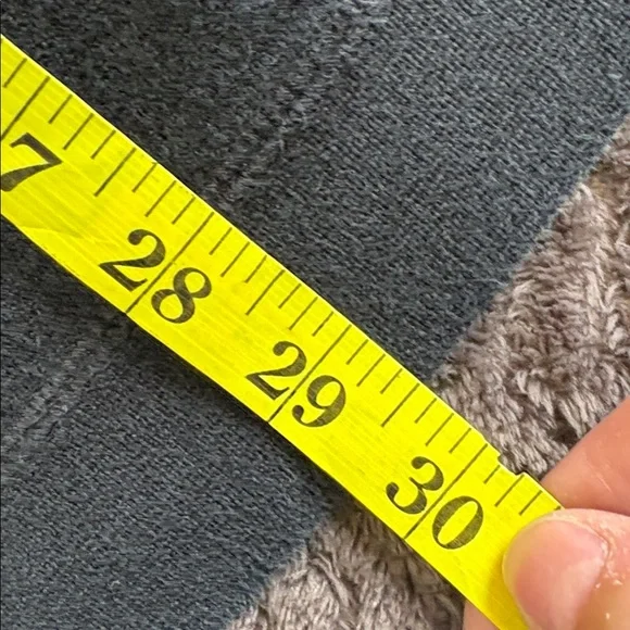 Eddie Bauer Men's Crewneck Sweater in black with Red Trim large tall, green tag - Picture 10 of 11